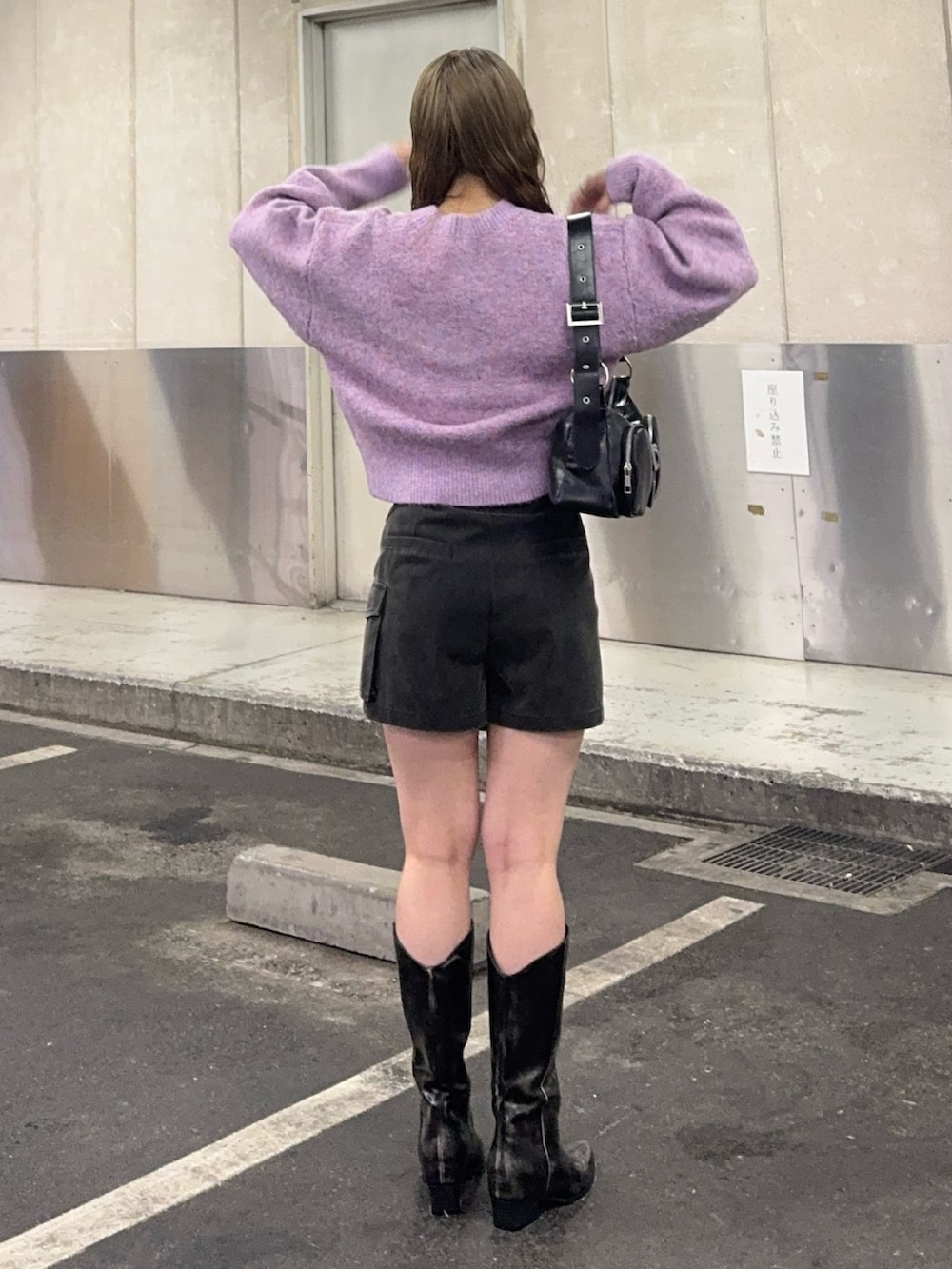 ブラック系のその他パンツ、ピンク系のニット/セーター、ブラウン系のブーツを着用したレディースの秋コーディネートの3枚目の写真