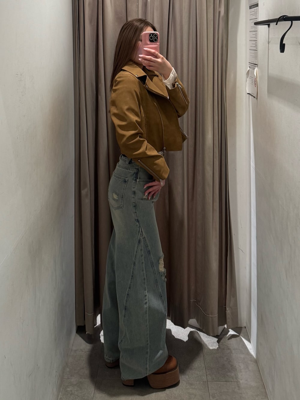 ブルー系のデニムパンツ、ホワイト系のTシャツ/カットソー、イエロー系のライダースジャケットを着用したレディースの春コーディネートの2枚目の写真