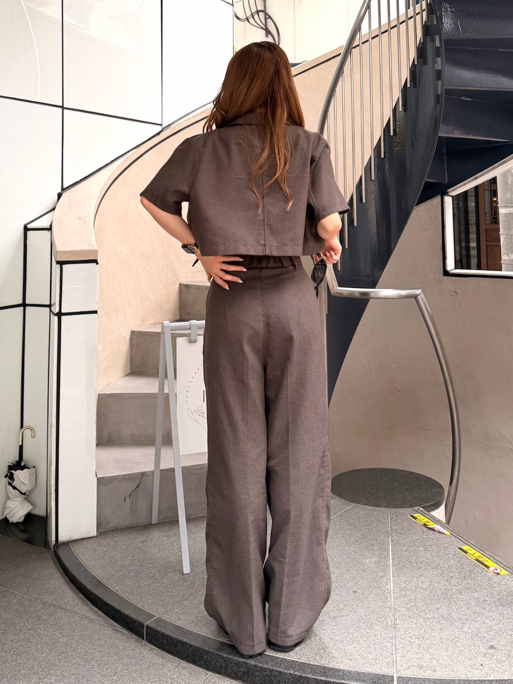 ブラウン系のその他パンツ、ブラウン系のタンクトップ、ブラウン系のテーラードジャケットを着用したレディースの春コーディネートの3枚目の写真