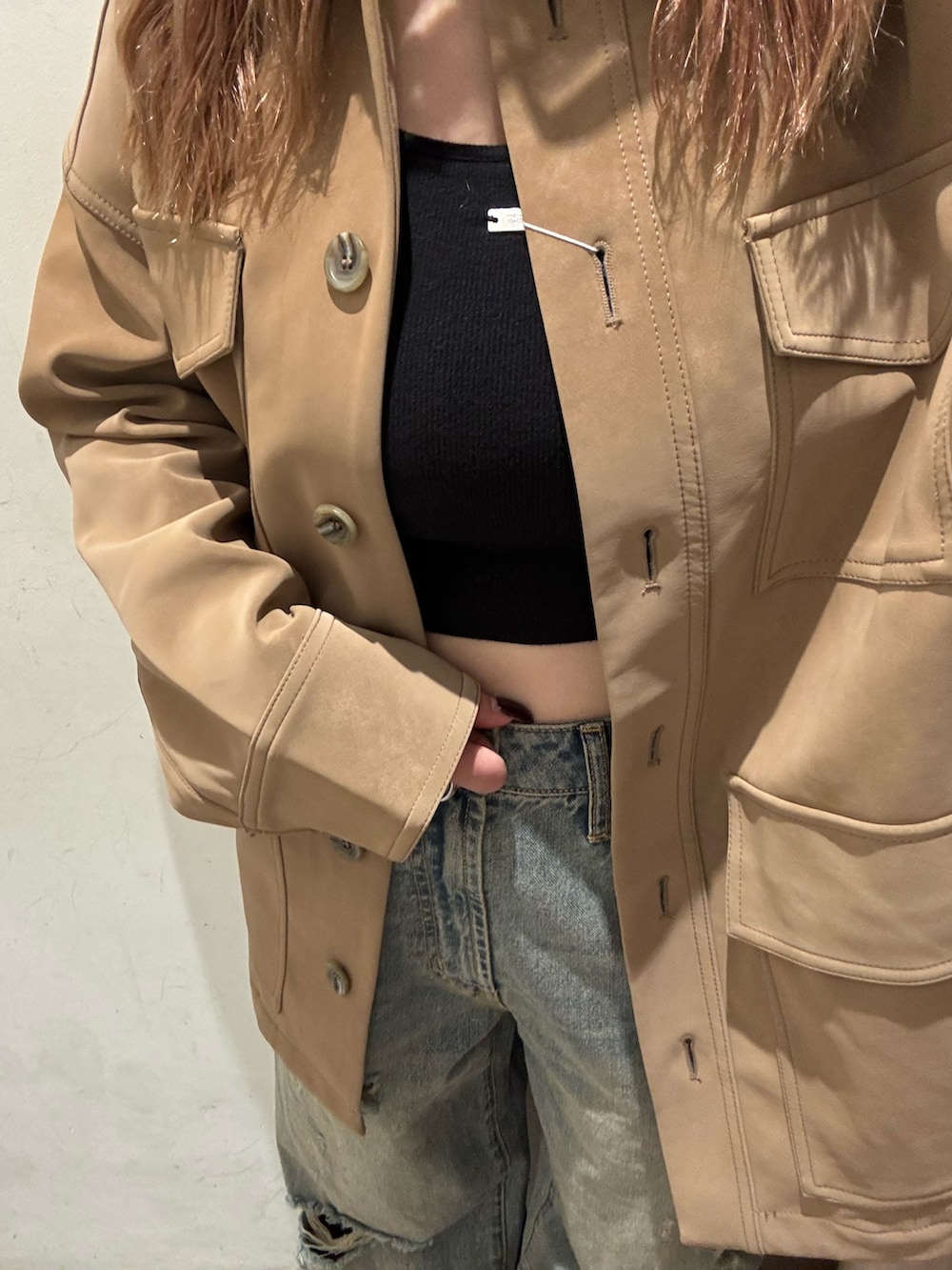 ベージュ系のその他アウター、ブルー系のデニムパンツ、ブラック系のブーツを着用したレディースの秋コーディネートの6枚目の写真