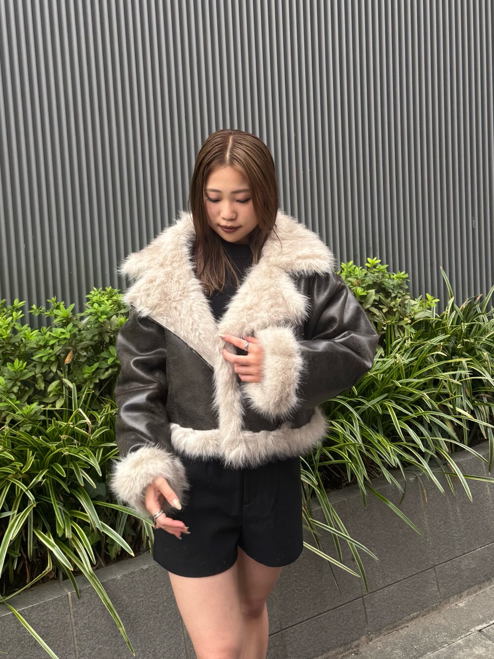 ブラック系のその他パンツ、ブラウン系のムートンコート、ブラック系のニット/セーターを着用したレディースの夏コーディネートの4枚目の写真