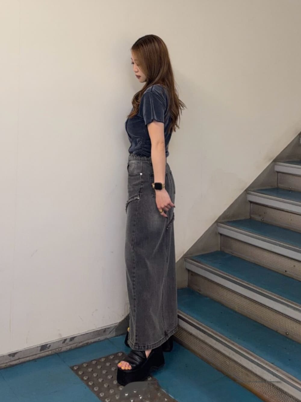 ブラック系のブーツ、ブラック系のデニムスカート、ブルー系のTシャツ/カットソーを着用したレディースの夏コーディネートの2枚目の写真