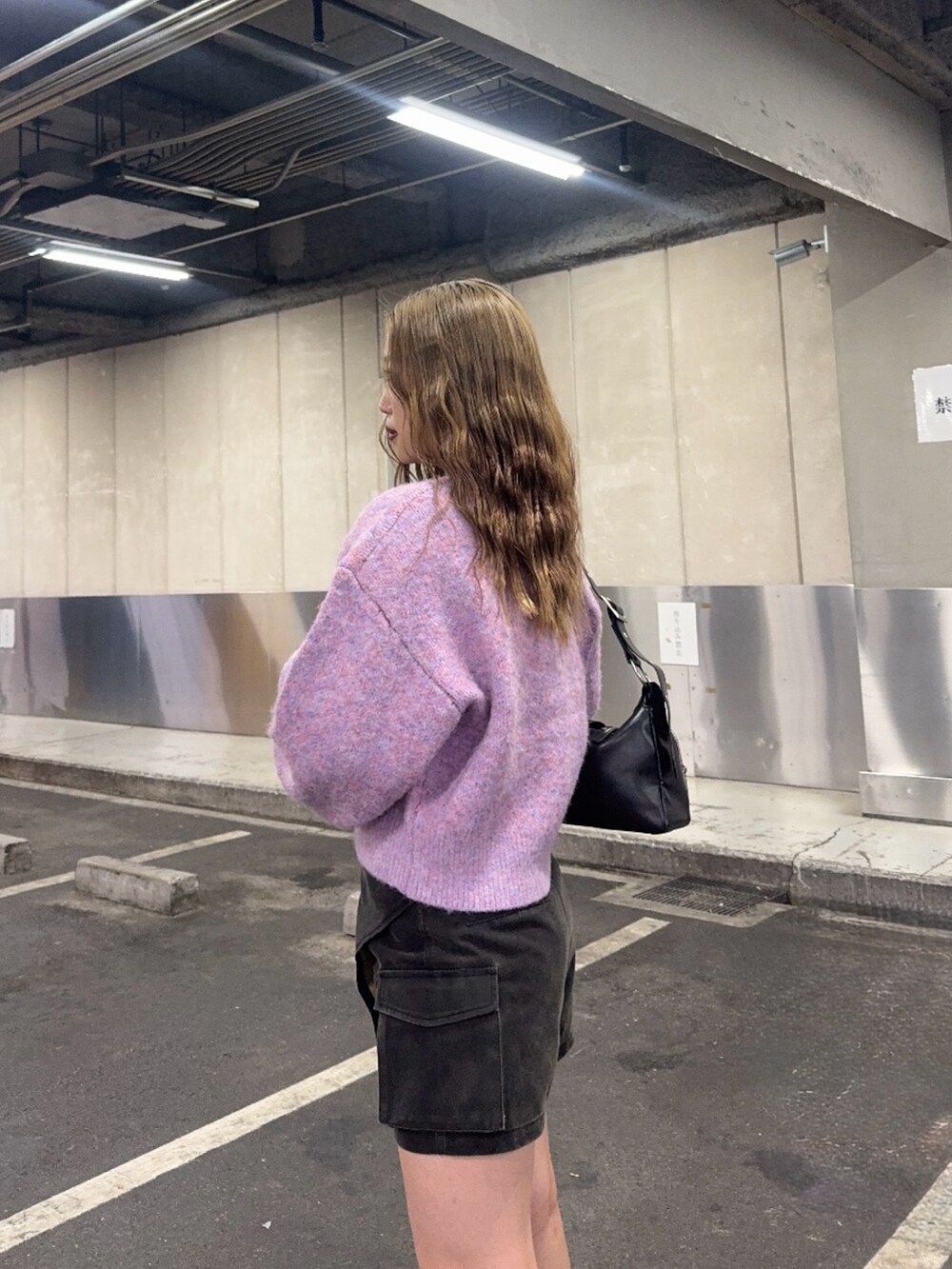 ブラック系のその他パンツ、ピンク系のニット/セーター、ブラウン系のブーツを着用したレディースの秋コーディネートの5枚目の写真
