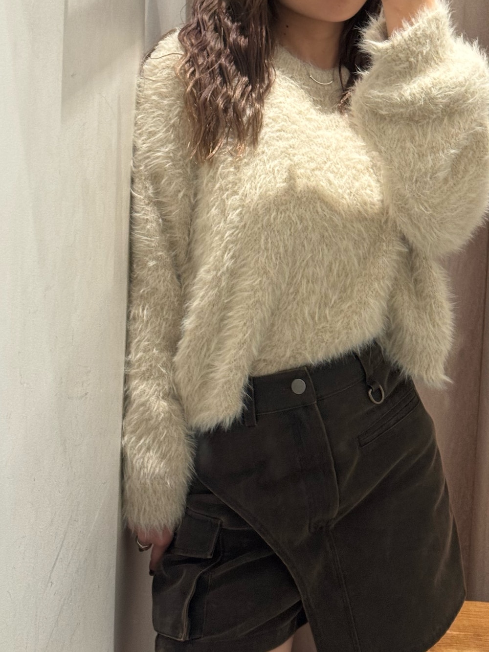 ブラウン系のその他パンツ、ホワイト系のニット/セーター、ブラック系のブーツを着用したレディースの秋コーディネートの5枚目の写真