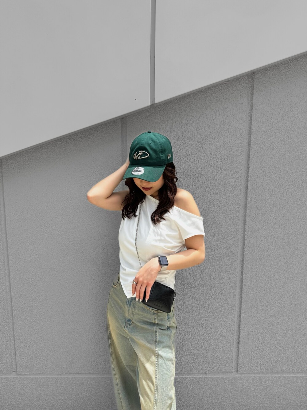 ブルー系のデニムパンツ、ホワイト系のTシャツ/カットソー、ブラック系のサンダルを着用したレディースの夏コーディネートの6枚目の写真