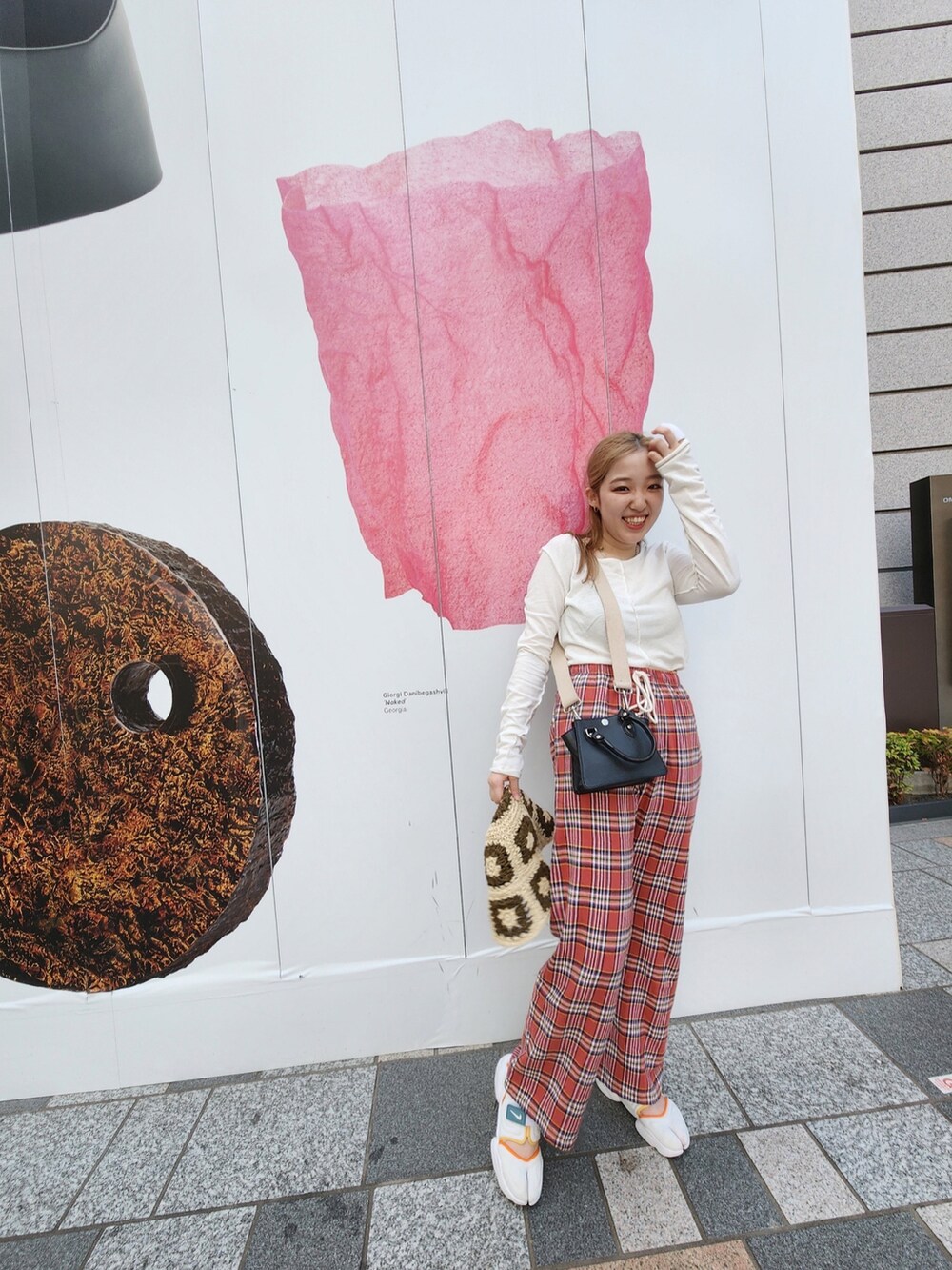 レッド系のその他パンツ、ホワイト系のTシャツ/カットソー、ホワイト系のサンダルを着用したレディースの夏コーディネートの2枚目の写真