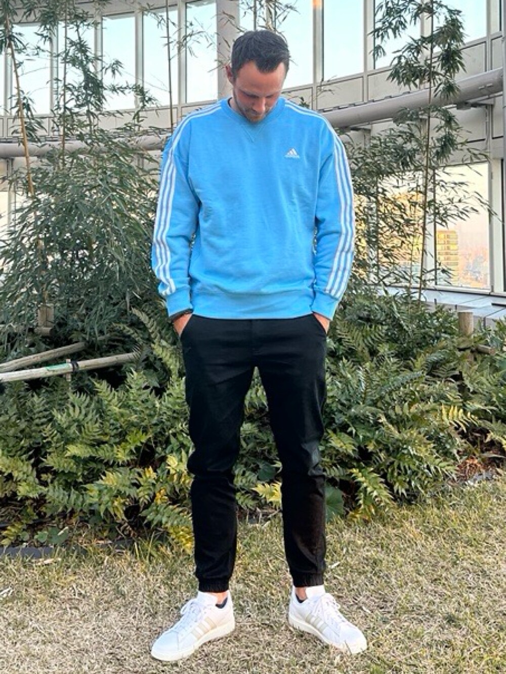 ブルー系のスウェットを着用したメンズの冬コーディネートの3枚目の写真