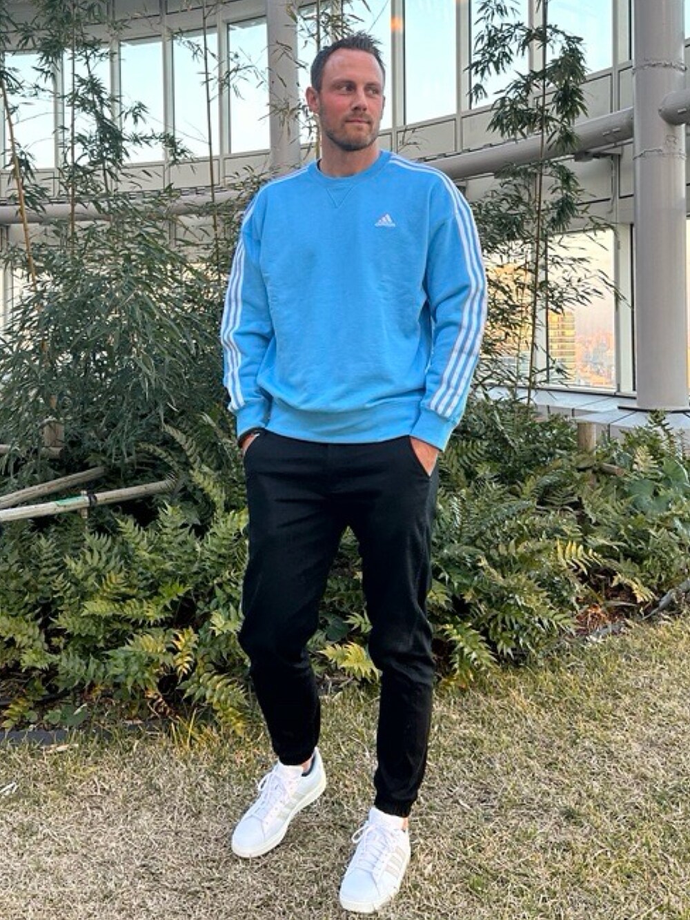 ブルー系のスウェットを着用したメンズの冬コーディネートの4枚目の写真