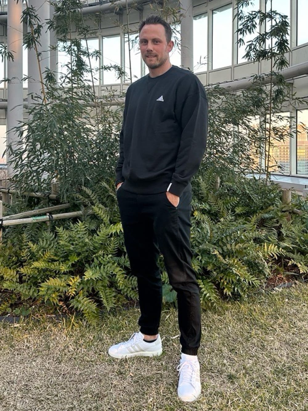 ブラック系のスウェットを着用したメンズの冬コーディネートの2枚目の写真