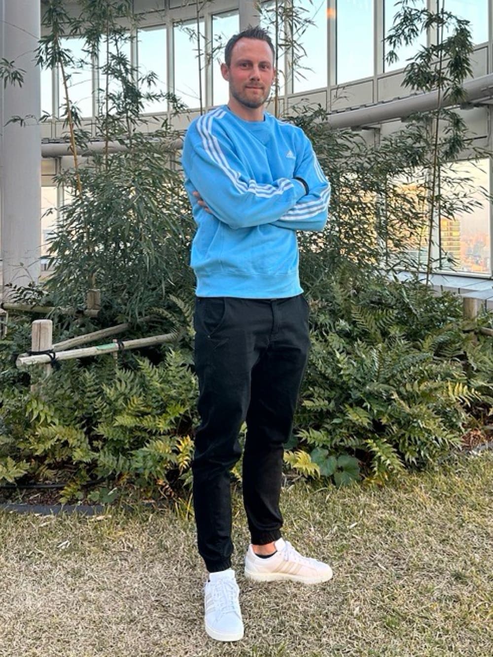 ブルー系のスウェットを着用したメンズの冬コーディネートの2枚目の写真