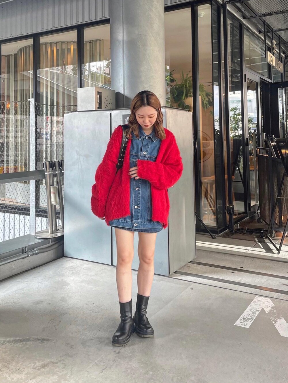 「秋服、秋コーデ、シンプル、オーバーサイズ、デニムジャケット、デニムオンデニム、シャギーカーディガン、シャギーニット、デニムコーデ、ブーツ」｜「COLONY 2139のシャギーVネックビッグカーディガン（カーディガン/ボレロ、レッド系）」を使った、fuyukaさん（レディース・158cm）の秋コーディネートの3枚目の写真