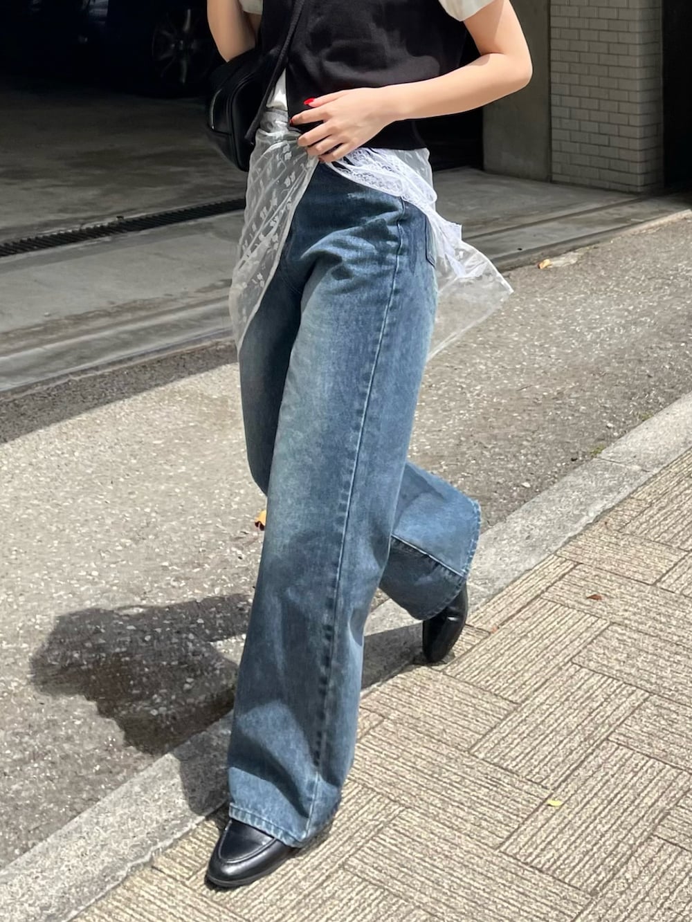 「ベスト、レーススカート、ラップスカート、デニム、デニムパンツ、デニムコーデ、ニットベスト、骨格ウェーブ、韓国ファッション、韓国コーデ、ボストンバッグ」｜「COLONY 2139のルーズストレートデニム（デニムパンツ、ブルー系）」を使った、fuyukaさん（レディース・158cm）の春コーディネートの5枚目の写真