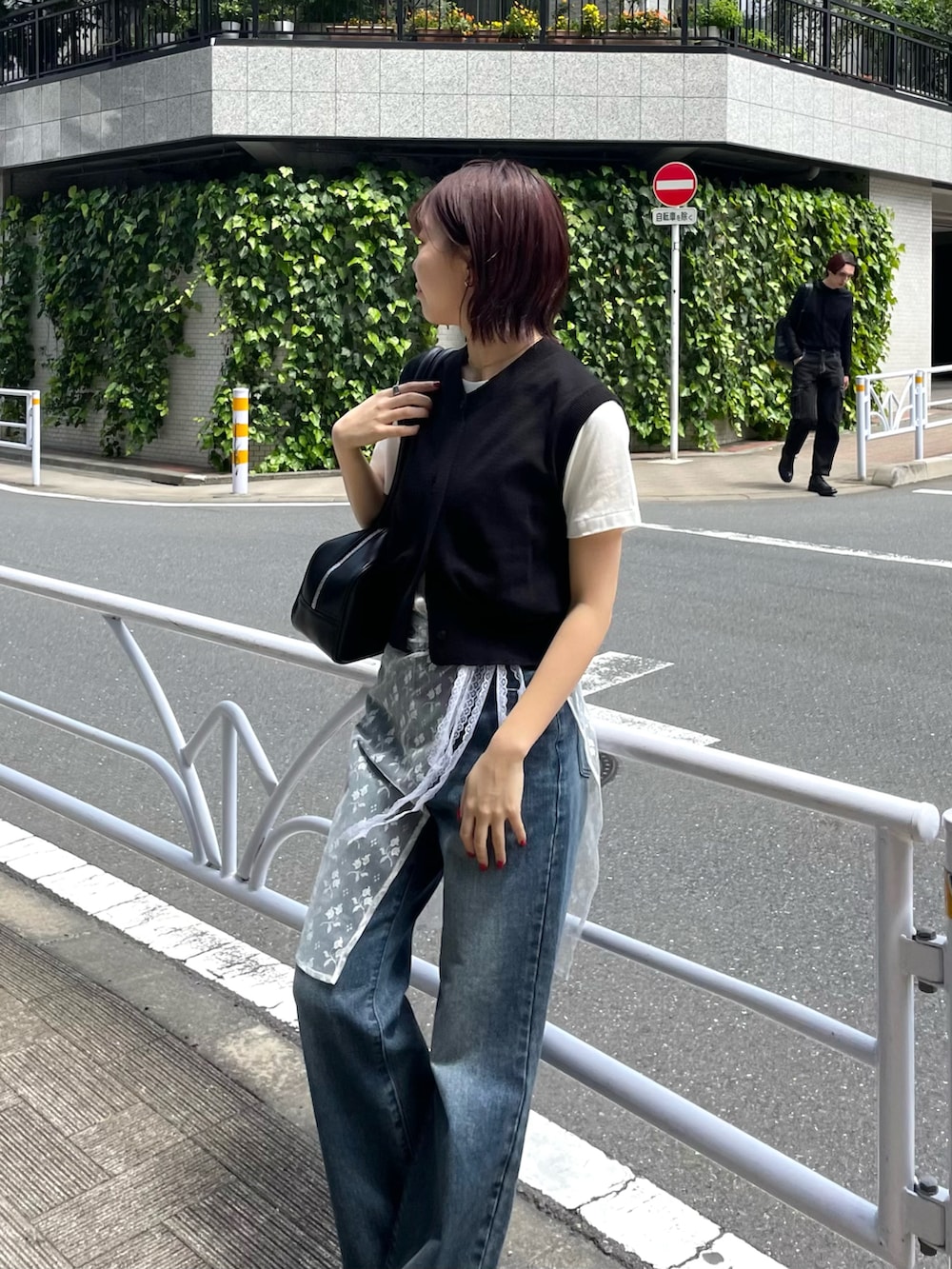 「ベスト、レーススカート、ラップスカート、デニム、デニムパンツ、デニムコーデ、ニットベスト、骨格ウェーブ、韓国ファッション、韓国コーデ、ボストンバッグ」｜「COLONY 2139のルーズストレートデニム（デニムパンツ、ブルー系）」を使った、fuyukaさん（レディース・158cm）の春コーディネートの4枚目の写真
