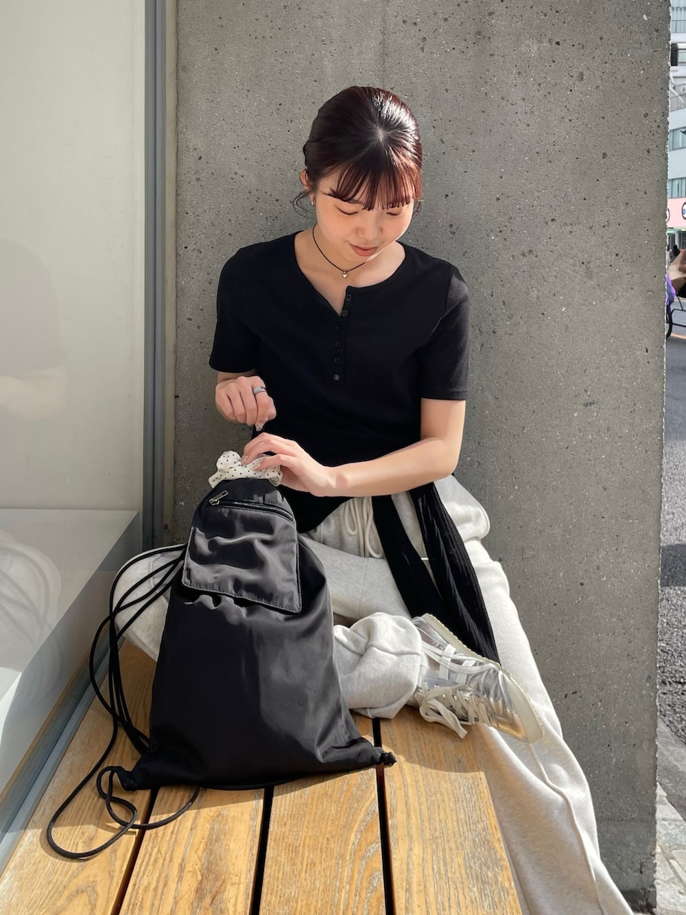 「スウェットパンツ、ヘンリーネック、Tシャツ、腰巻きスタイル、腰巻き、ナップサック、リュック、リュックスタイル、韓国ファッション、韓国コーデ」｜「COLONY 2139のWEB・一部店舗限定 / ナップサック（バックパック/リュック、ブラック系）」を使った、fuyukaさん（レディース・158cm）の夏コーディネートの2枚目の写真