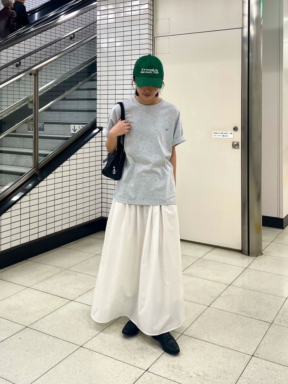 「Tシャツ、ロゴT、ロゴTシャツ、グレーTシャツ、Tシャツコーデ、フレアスカート、白スカート、キャップ、キャップ女子、キャップコーデ、ボストンバッグ、ミニボストン、韓国ファッション、韓国コーデ」｜「COLONY 2139のヴィンテージ合皮ボストンバッグ（ボストンバッグ、ブラック系）」を使った、fuyukaさん（レディース・158cm）の春コーディネートの2枚目の写真