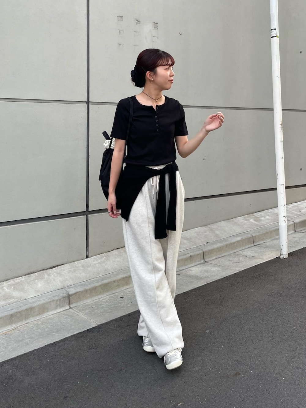 「スウェットパンツ、ヘンリーネック、Tシャツ、腰巻きスタイル、腰巻き、ナップサック、リュック、リュックスタイル、韓国ファッション、韓国コーデ」｜「COLONY 2139のWEB・一部店舗限定 / ナップサック（バックパック/リュック、ブラック系）」を使った、fuyukaさん（レディース・158cm）の夏コーディネートの3枚目の写真
