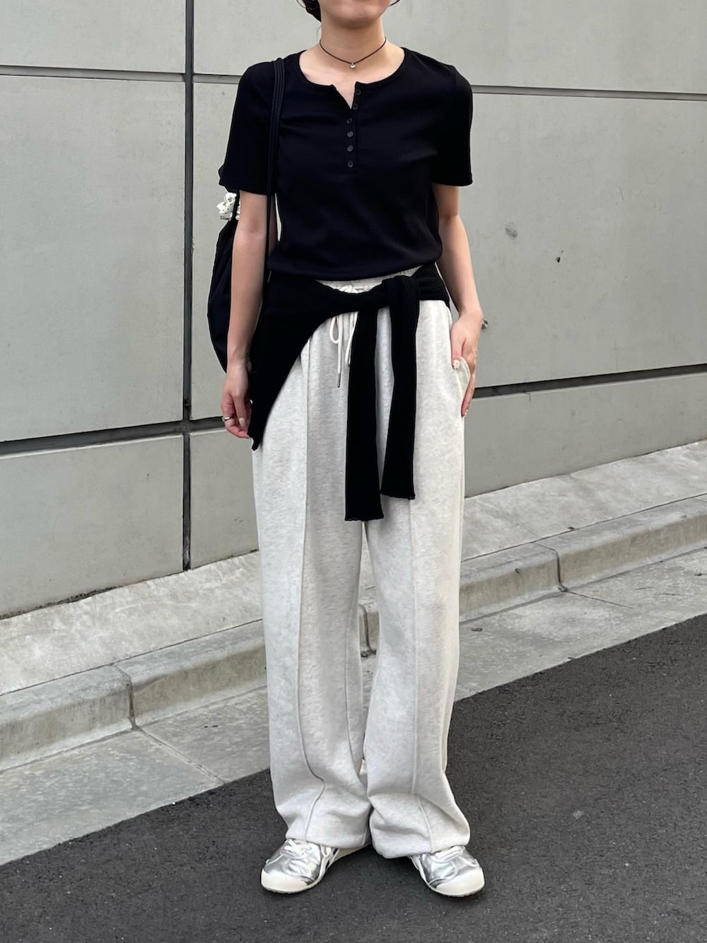 「スウェットパンツ、ヘンリーネック、Tシャツ、腰巻きスタイル、腰巻き、ナップサック、リュック、リュックスタイル、韓国ファッション、韓国コーデ」｜「COLONY 2139のWEB・一部店舗限定 / ナップサック（バックパック/リュック、ブラック系）」を使った、fuyukaさん（レディース・158cm）の夏コーディネートの4枚目の写真
