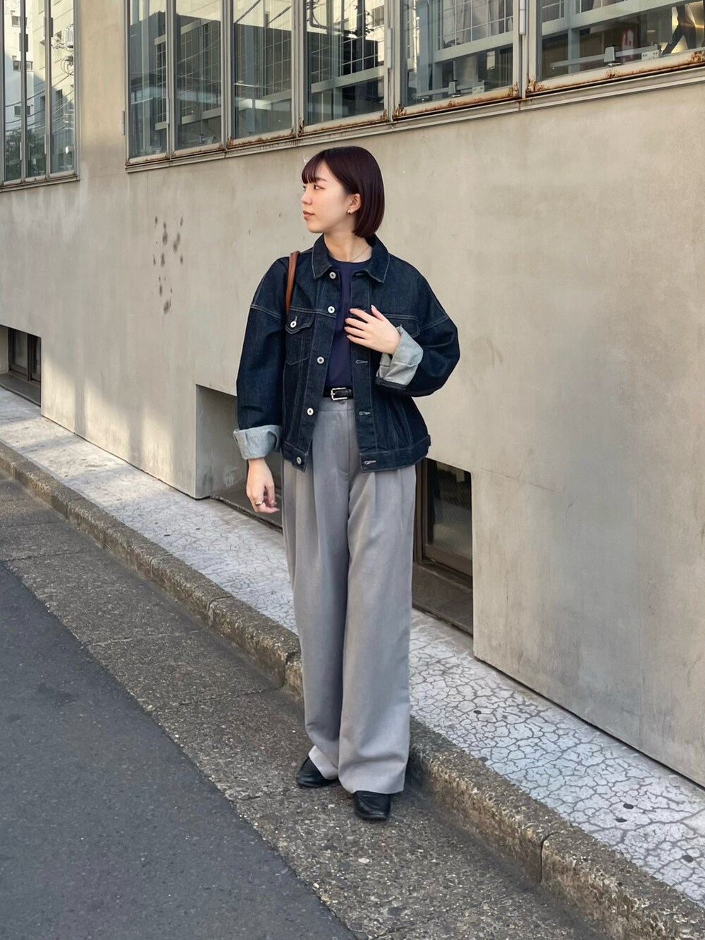 「デニムジャケット、スラックス、タックパンツ、2タックパンツ、ボストンバッグ、デニムコーデ、Gジャン、ネイビー×グレー」｜「COLONY 2139の2タックワイドパンツ（スラックス、グレー系）」を使った、fuyukaさん（レディース・158cm）の春コーディネートの5枚目の写真