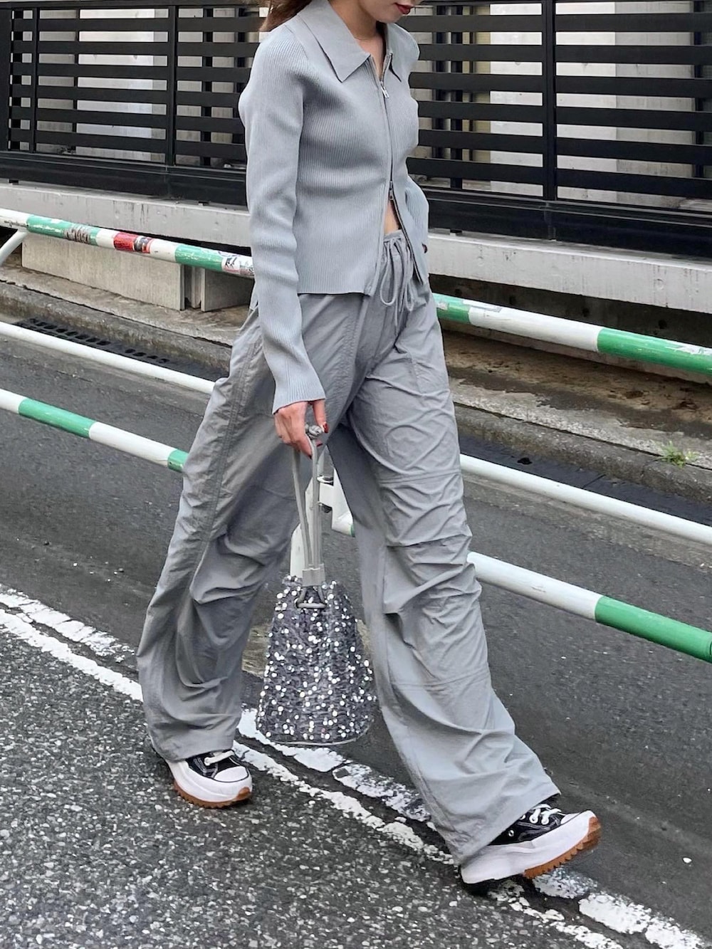 「秋服、秋コーデ、グレー、グレーコーデ、オールグレー、ダブルジップ、カーゴパンツ、スニーカーコーデ、キラキラバッグ、スパンコール」｜「COLONY 2139のエステルヤーン衿付きダブルジップリブトップス（ニット/セーター、グレー系）」を使った、fuyukaさん（レディース・158cm）の秋コーディネートの2枚目の写真