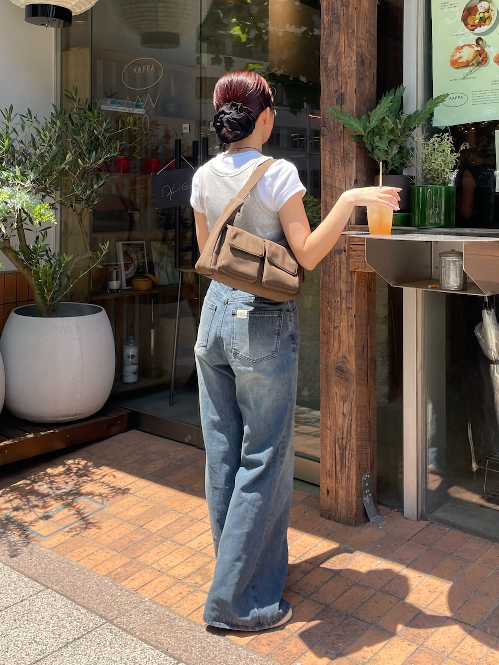 「デニム、タンクトップ、ノースリーブ、白Tシャツ、ウェーブ、フレアデニム、フレアパンツ、デニムパンツ、デニムコーデ」｜「COLONY 2139のウエスト調整可能 / ダブルボタンフレアデニムパンツ（デニムパンツ、ブルー系）」を使った、fuyukaさん（レディース・158cm）の夏コーディネートの3枚目の写真