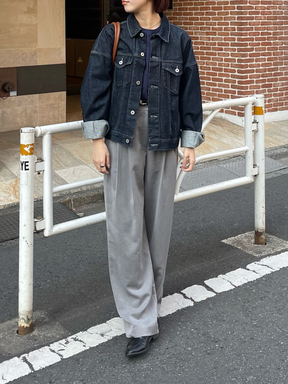 「デニムジャケット、スラックス、タックパンツ、2タックパンツ、ボストンバッグ、デニムコーデ、Gジャン、ネイビー×グレー」｜「COLONY 2139の2タックワイドパンツ（スラックス、グレー系）」を使った、fuyukaさん（レディース・158cm）の春コーディネートの3枚目の写真