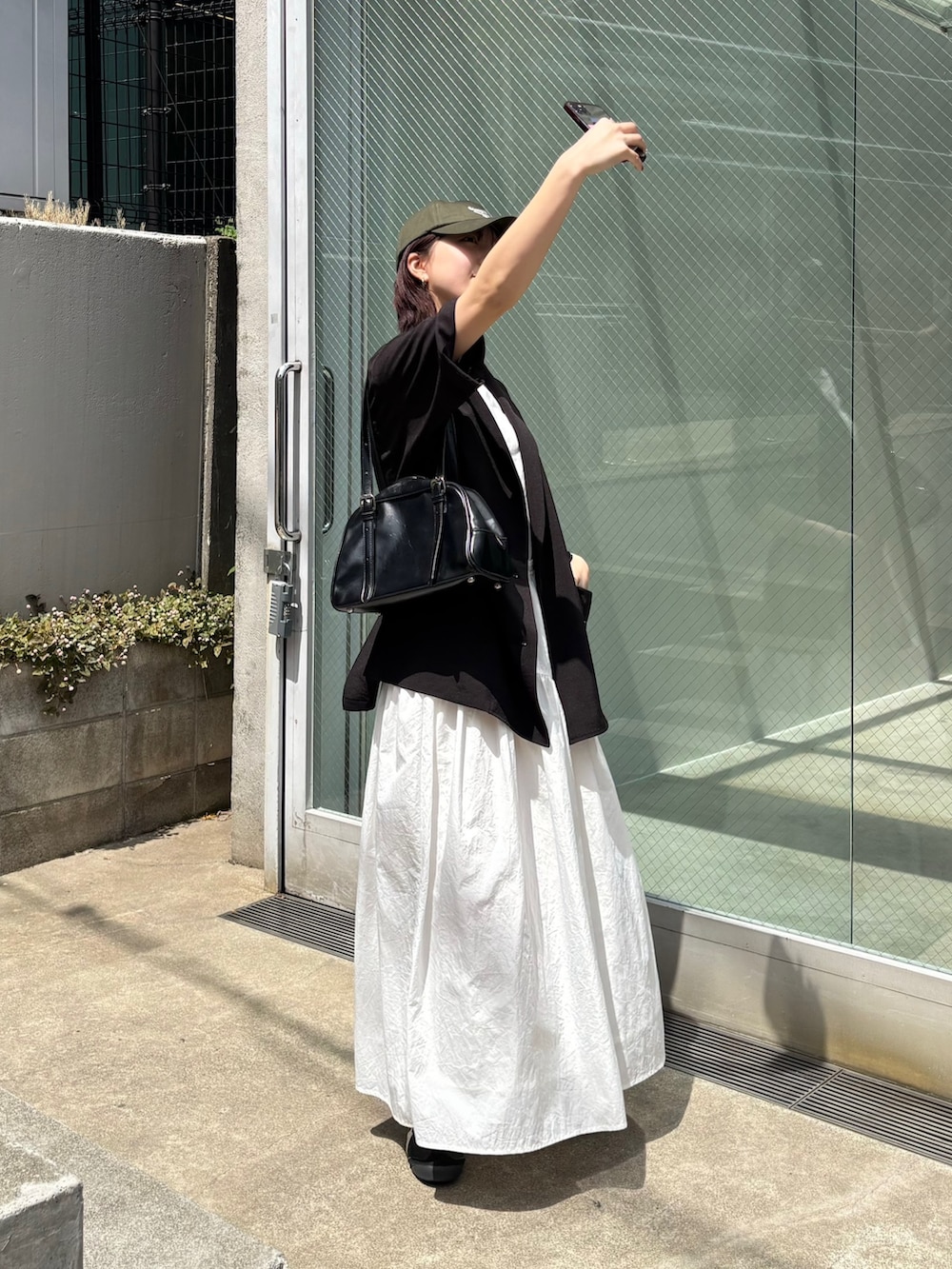 「#春コーデ、#シンプルコーデ、ジャケット、ジャケットスタイル、ジャケットコーデ、フレアスカート、スカート、スカートスタイル、スカートコーデ、キャップ、キャップコーデ、キャップ女子、韓国ファッション、韓国コーデ」｜「COLONY 2139のテックリネン半袖テーラードジャケット（テーラードジャケット、ブラック系）」を使った、fuyukaさん（レディース・158cm）の春コーディネートの5枚目の写真