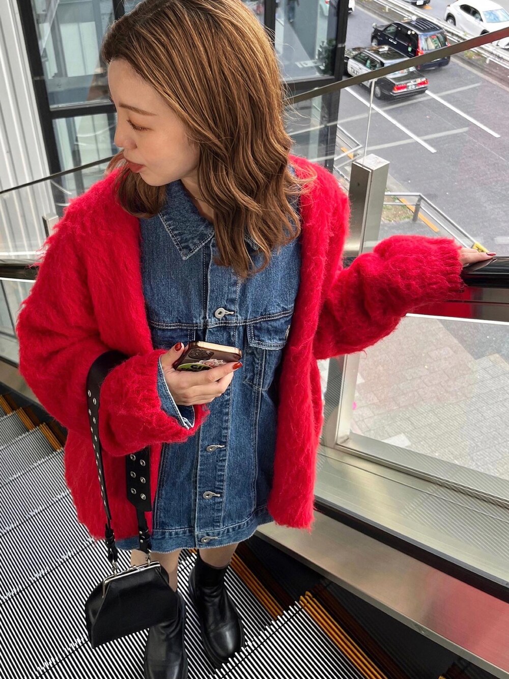 「秋服、秋コーデ、シンプル、オーバーサイズ、デニムジャケット、デニムオンデニム、シャギーカーディガン、シャギーニット、デニムコーデ、ブーツ」｜「COLONY 2139のシャギーVネックビッグカーディガン（カーディガン/ボレロ、レッド系）」を使った、fuyukaさん（レディース・158cm）の秋コーディネートの2枚目の写真