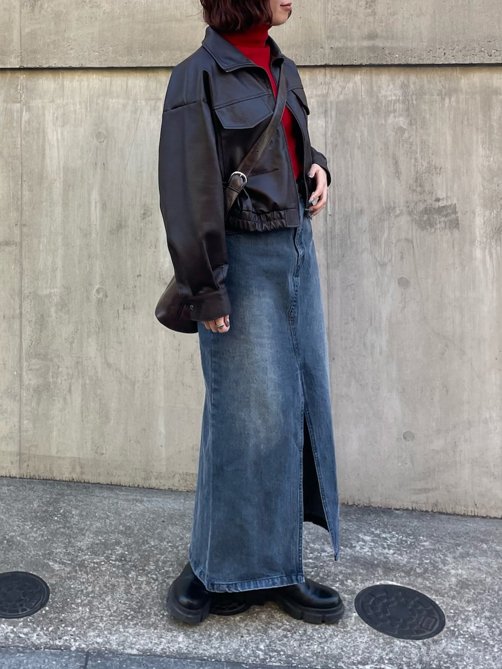 「レザー、レザージャケット、レザーブルゾン、ブラウンコーデ、デニムスカート、タイトスカート、ブーツスタイル、タートルネック、ショートブルゾン」｜「COLONY 2139のフェイクレザーショートブルゾン（ブルゾン、ブラウン系）」を使った、fuyukaさん（レディース・158cm）の冬コーディネートの3枚目の写真