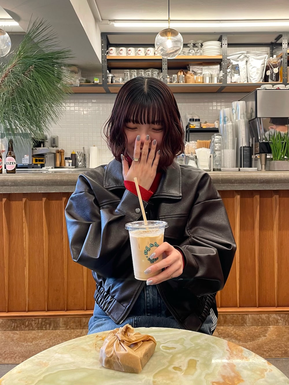 「レザー、レザージャケット、レザーブルゾン、ブラウンコーデ、デニムスカート、タイトスカート、ブーツスタイル、タートルネック、ショートブルゾン」｜「COLONY 2139のフェイクレザーショートブルゾン（ブルゾン、ブラウン系）」を使った、fuyukaさん（レディース・158cm）の冬コーディネートの2枚目の写真