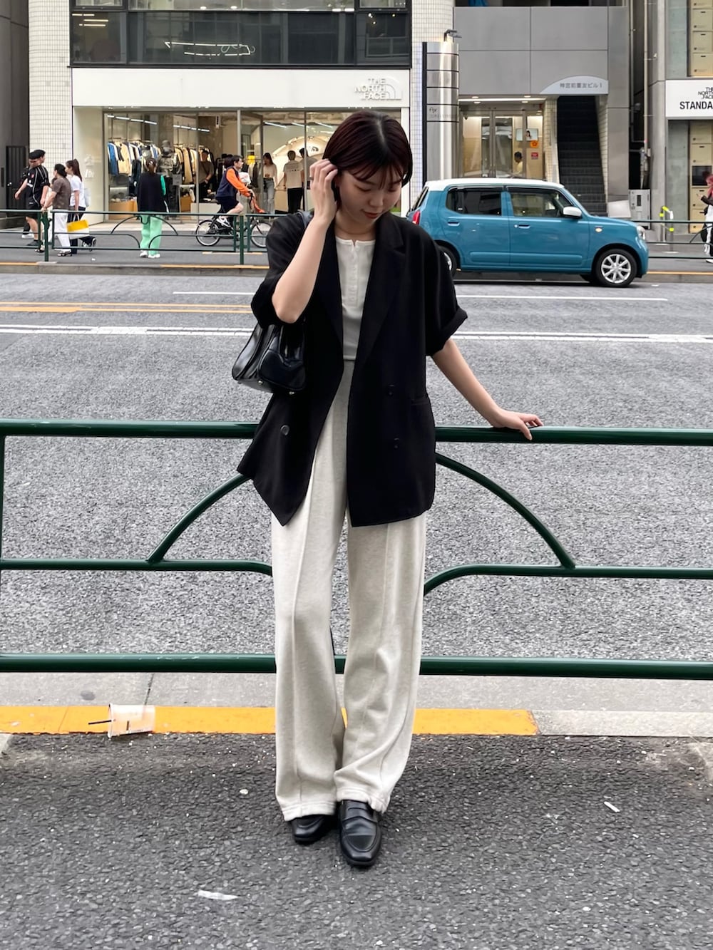「スウェットパンツ、スウェット、ジャケット、ジャケットスタイル、ジャケットコーデ、ヘンリーネック、骨格ウェーブ」｜「COLONY 2139のテックリネン半袖テーラードジャケット（テーラードジャケット、ブラック系）」を使った、fuyukaさん（レディース・158cm）の夏コーディネートの4枚目の写真