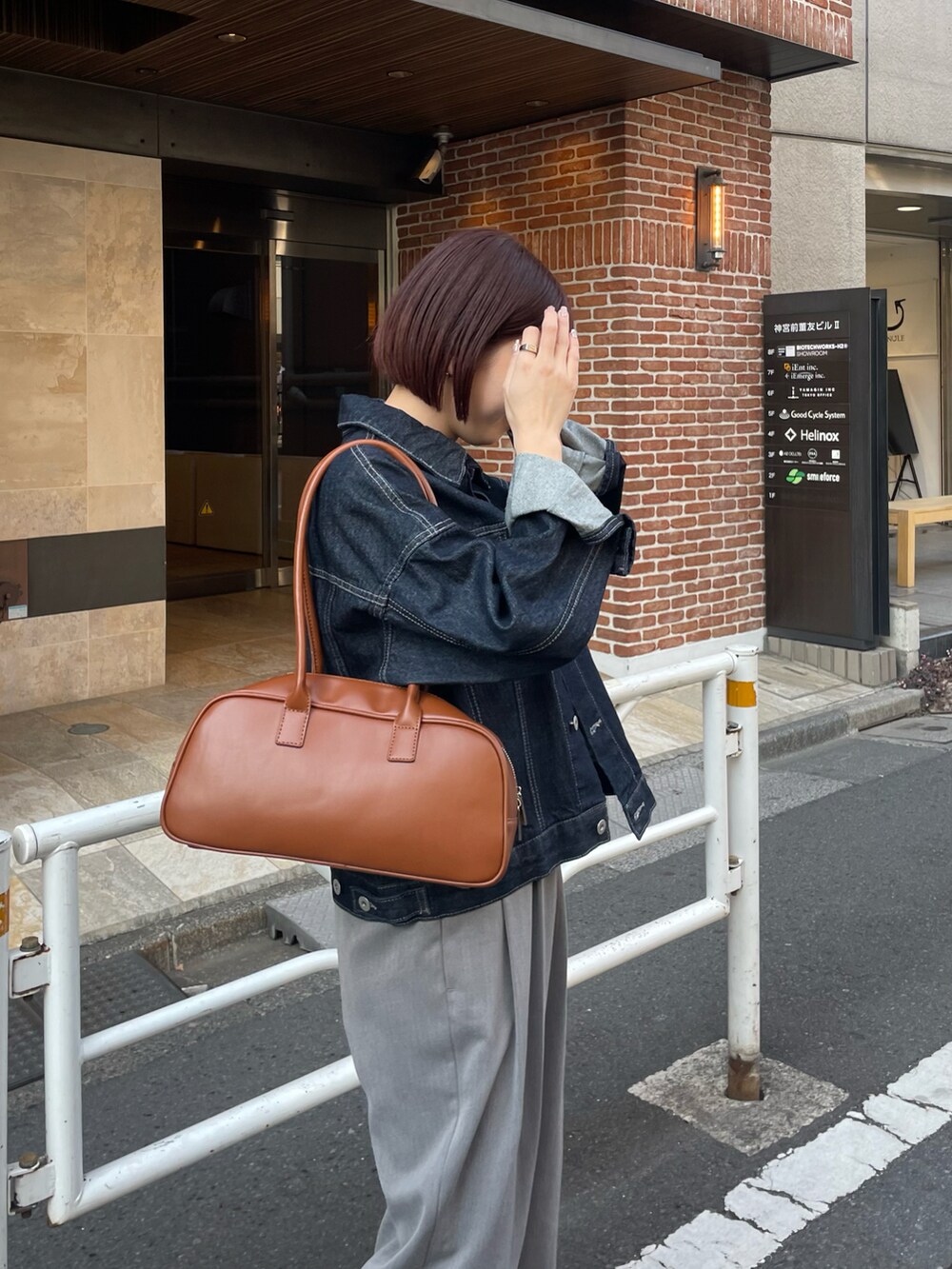 「デニムジャケット、スラックス、タックパンツ、2タックパンツ、ボストンバッグ、デニムコーデ、Gジャン、ネイビー×グレー」｜「COLONY 2139の2タックワイドパンツ（スラックス、グレー系）」を使った、fuyukaさん（レディース・158cm）の春コーディネートの4枚目の写真