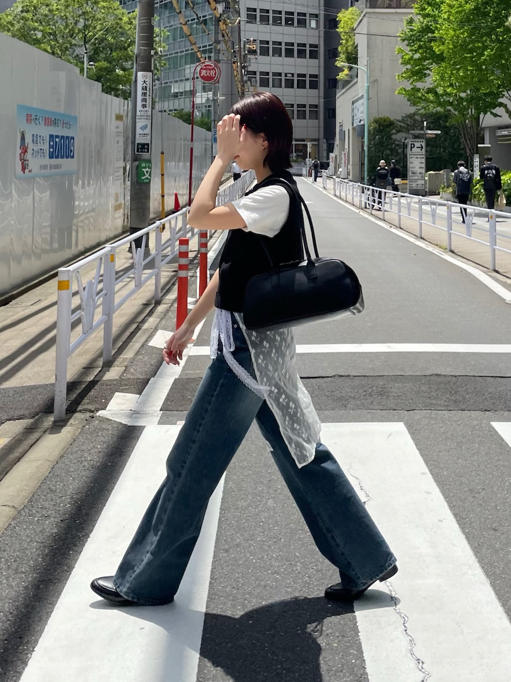 「ベスト、レーススカート、ラップスカート、デニム、デニムパンツ、デニムコーデ、ニットベスト、骨格ウェーブ、韓国ファッション、韓国コーデ、ボストンバッグ」｜「COLONY 2139のルーズストレートデニム（デニムパンツ、ブルー系）」を使った、fuyukaさん（レディース・158cm）の春コーディネートの3枚目の写真