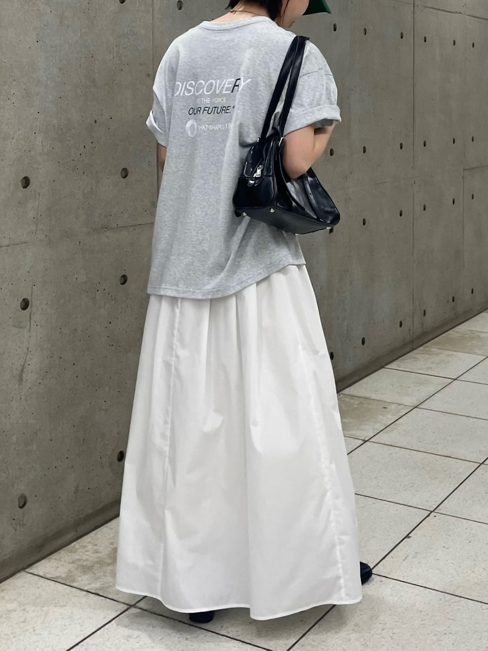 「Tシャツ、ロゴT、ロゴTシャツ、グレーTシャツ、Tシャツコーデ、フレアスカート、白スカート、キャップ、キャップ女子、キャップコーデ、ボストンバッグ、ミニボストン、韓国ファッション、韓国コーデ」｜「COLONY 2139のヴィンテージ合皮ボストンバッグ（ボストンバッグ、ブラック系）」を使った、fuyukaさん（レディース・158cm）の春コーディネートの5枚目の写真