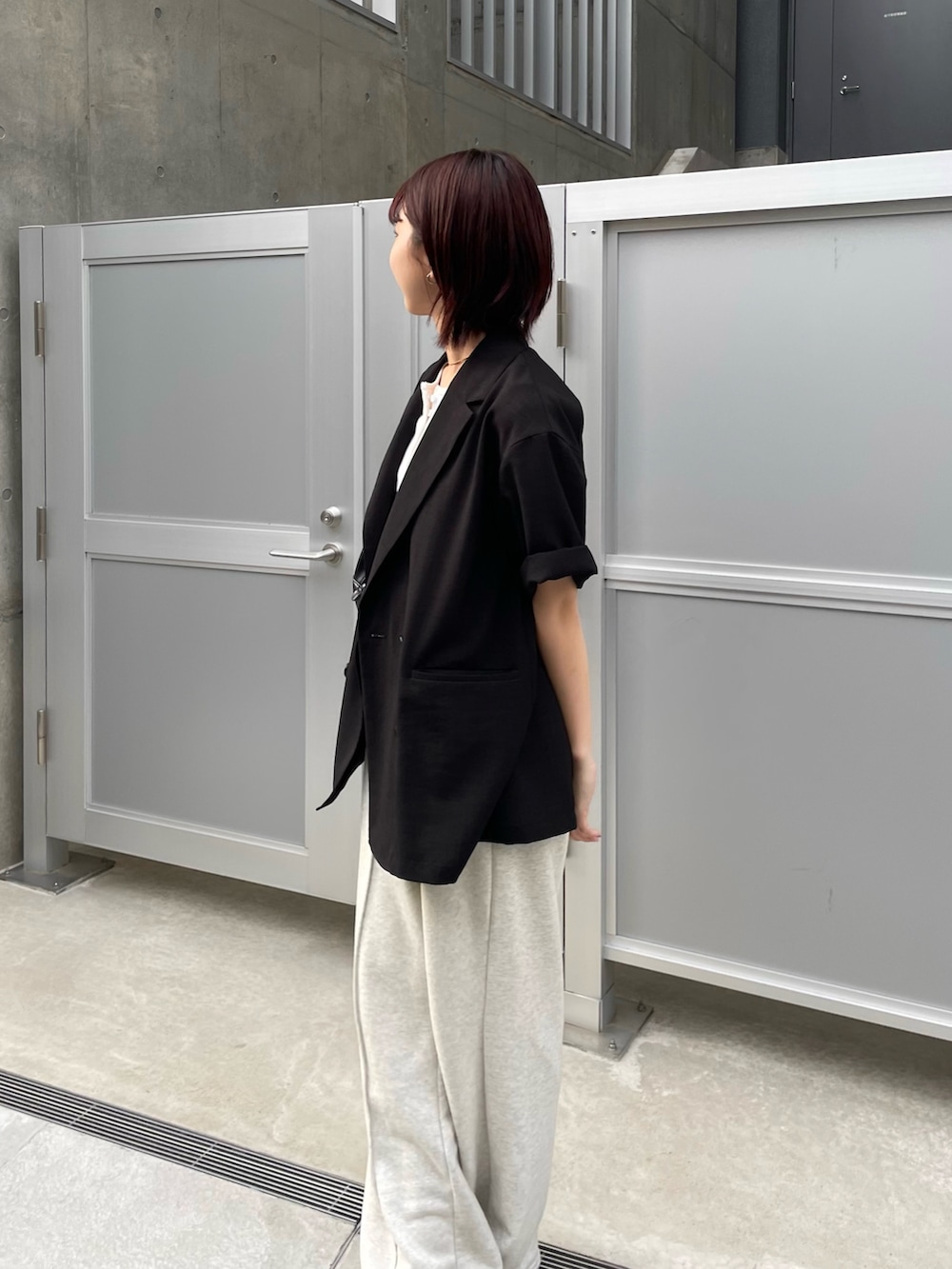 「スウェットパンツ、スウェット、ジャケット、ジャケットスタイル、ジャケットコーデ、ヘンリーネック、骨格ウェーブ」｜「COLONY 2139のテックリネン半袖テーラードジャケット（テーラードジャケット、ブラック系）」を使った、fuyukaさん（レディース・158cm）の夏コーディネートの5枚目の写真