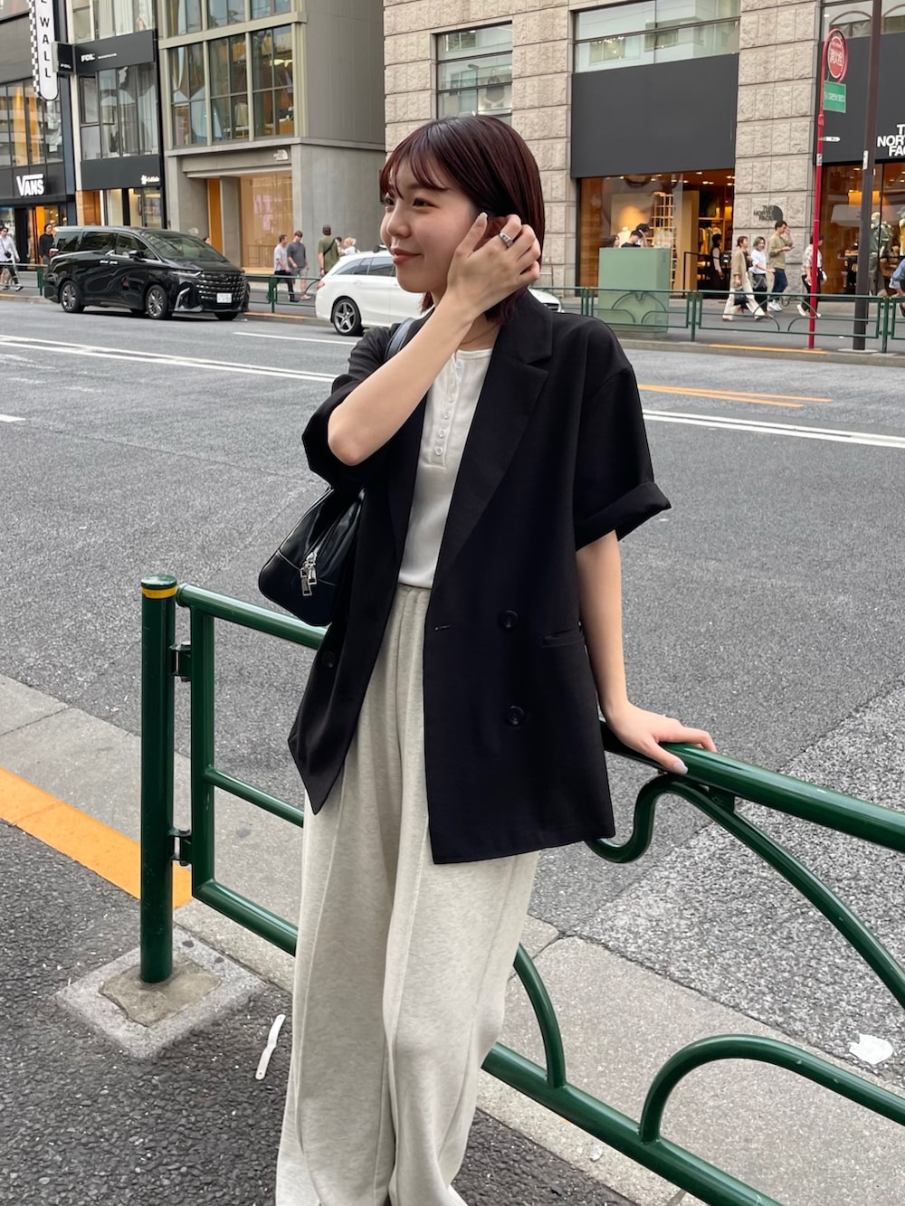 「スウェットパンツ、スウェット、ジャケット、ジャケットスタイル、ジャケットコーデ、ヘンリーネック、骨格ウェーブ」｜「COLONY 2139のテックリネン半袖テーラードジャケット（テーラードジャケット、ブラック系）」を使った、fuyukaさん（レディース・158cm）の夏コーディネートの2枚目の写真