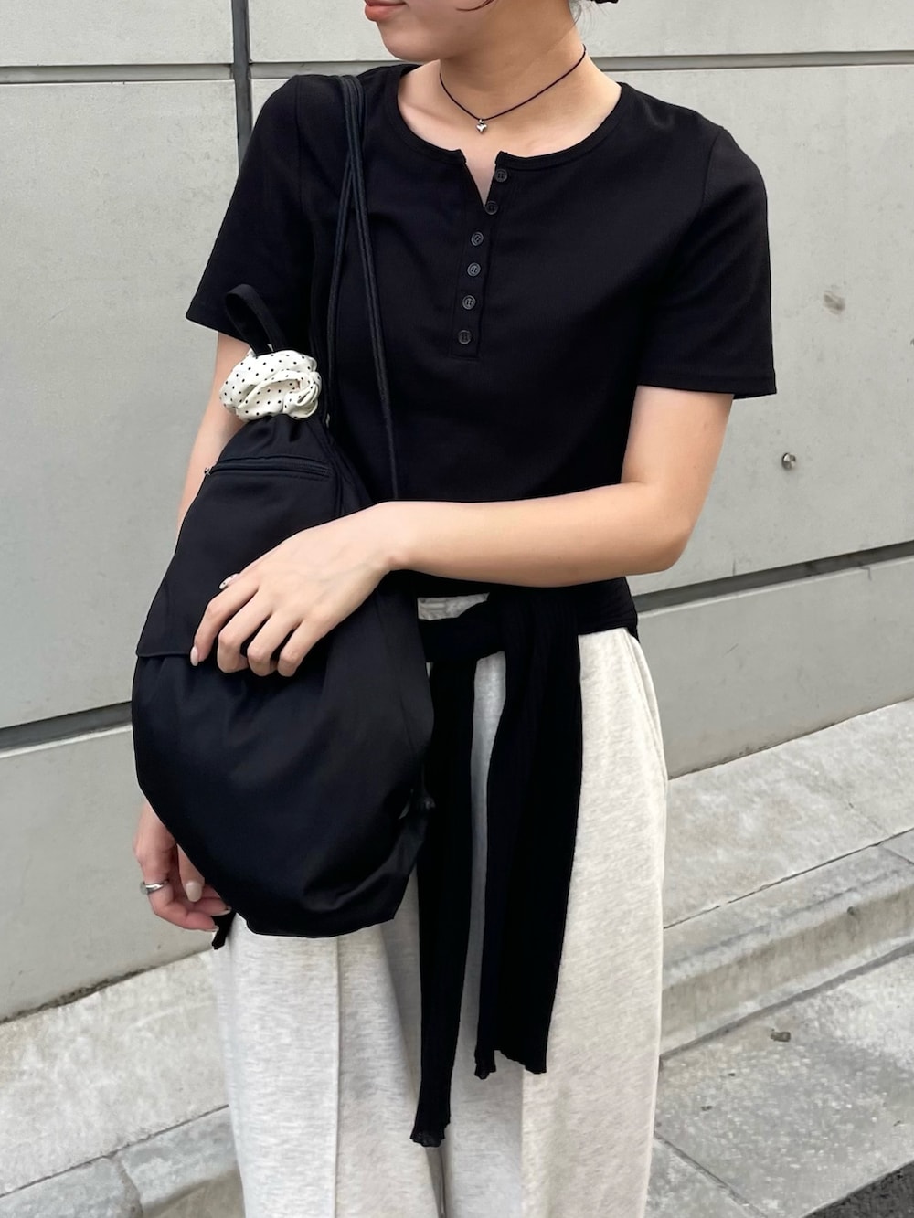 「スウェットパンツ、ヘンリーネック、Tシャツ、腰巻きスタイル、腰巻き、ナップサック、リュック、リュックスタイル、韓国ファッション、韓国コーデ」｜「COLONY 2139のWEB・一部店舗限定 / ナップサック（バックパック/リュック、ブラック系）」を使った、fuyukaさん（レディース・158cm）の夏コーディネートの5枚目の写真