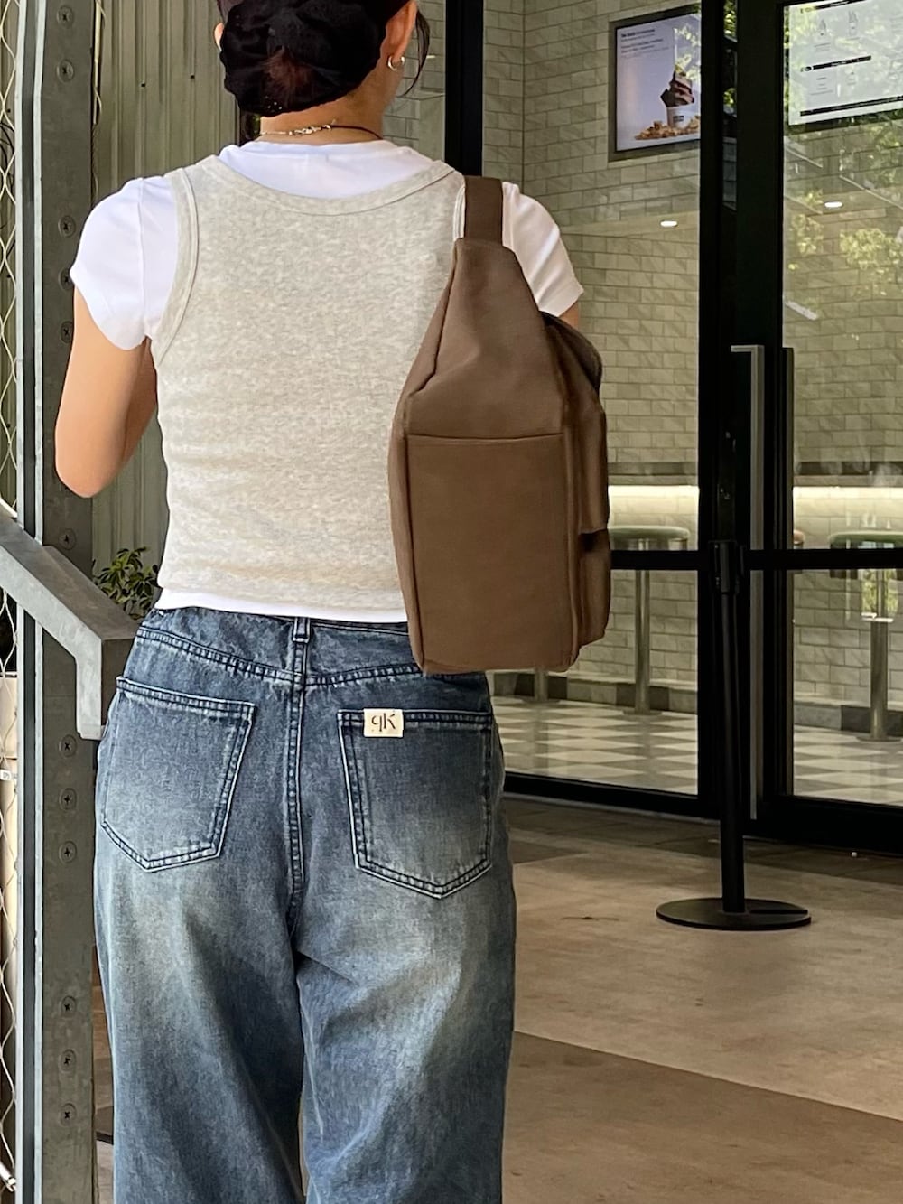 「デニム、タンクトップ、ノースリーブ、白Tシャツ、ウェーブ、フレアデニム、フレアパンツ、デニムパンツ、デニムコーデ」｜「COLONY 2139のウエスト調整可能 / ダブルボタンフレアデニムパンツ（デニムパンツ、ブルー系）」を使った、fuyukaさん（レディース・158cm）の夏コーディネートの5枚目の写真