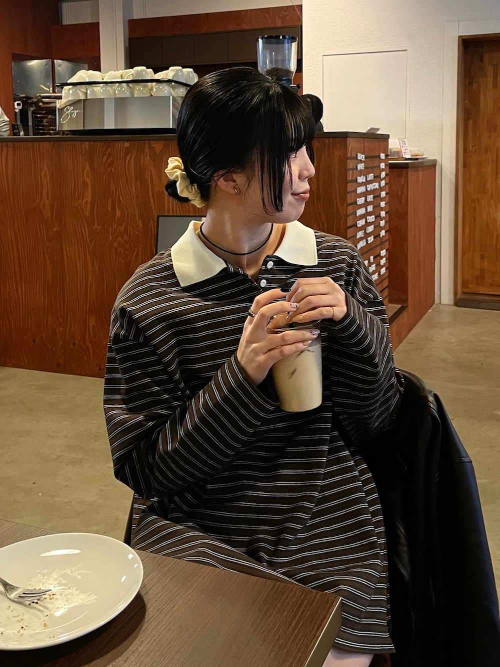 ブラウン系のブルゾン、ブラウン系のTシャツ/カットソー、ブラウン系のショルダーバッグを着用したレディースの冬コーディネートの2枚目の写真