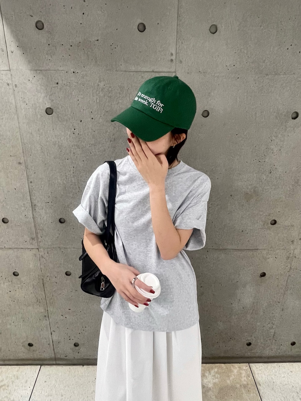 「Tシャツ、ロゴT、ロゴTシャツ、グレーTシャツ、Tシャツコーデ、フレアスカート、白スカート、キャップ、キャップ女子、キャップコーデ、ボストンバッグ、ミニボストン、韓国ファッション、韓国コーデ」｜「COLONY 2139のヴィンテージ合皮ボストンバッグ（ボストンバッグ、ブラック系）」を使った、fuyukaさん（レディース・158cm）の春コーディネートの3枚目の写真