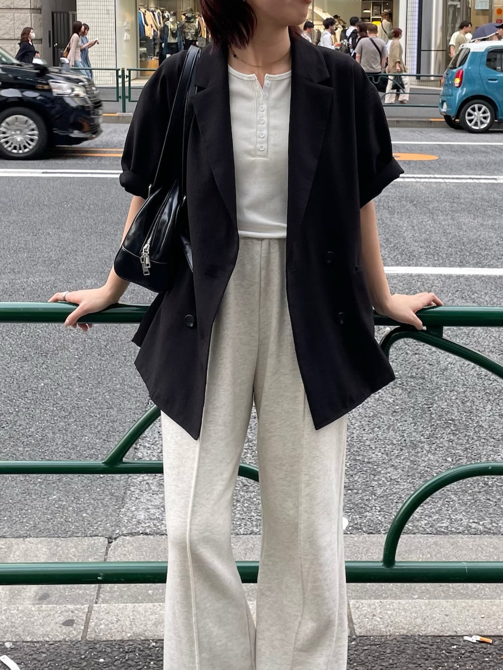「スウェットパンツ、スウェット、ジャケット、ジャケットスタイル、ジャケットコーデ、ヘンリーネック、骨格ウェーブ」｜「COLONY 2139のテックリネン半袖テーラードジャケット（テーラードジャケット、ブラック系）」を使った、fuyukaさん（レディース・158cm）の夏コーディネートの3枚目の写真
