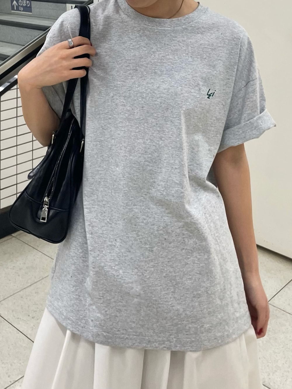 「Tシャツ、ロゴT、ロゴTシャツ、グレーTシャツ、Tシャツコーデ、フレアスカート、白スカート、キャップ、キャップ女子、キャップコーデ、ボストンバッグ、ミニボストン、韓国ファッション、韓国コーデ」｜「COLONY 2139のヴィンテージ合皮ボストンバッグ（ボストンバッグ、ブラック系）」を使った、fuyukaさん（レディース・158cm）の春コーディネートの4枚目の写真