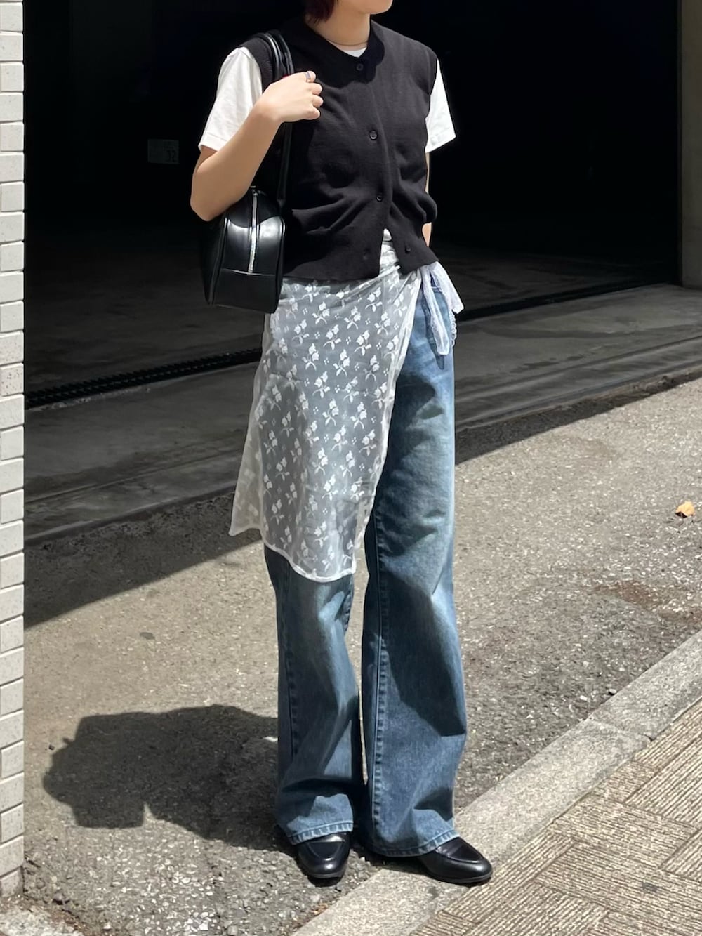 「ベスト、レーススカート、ラップスカート、デニム、デニムパンツ、デニムコーデ、ニットベスト、骨格ウェーブ、韓国ファッション、韓国コーデ、ボストンバッグ」｜「COLONY 2139のルーズストレートデニム（デニムパンツ、ブルー系）」を使った、fuyukaさん（レディース・158cm）の春コーディネートの2枚目の写真