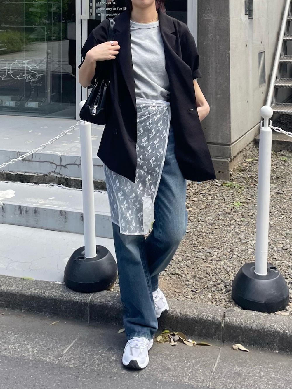 「レーススカート、ラップスカート、レース、ジャケット、半袖ジャケット、ジャケットスタイル、デニム、デニムコーデ」｜「COLONY 2139のテックリネン半袖テーラードジャケット（テーラードジャケット、ブラック系）」を使った、fuyukaさん（レディース・158cm）の春コーディネートの3枚目の写真