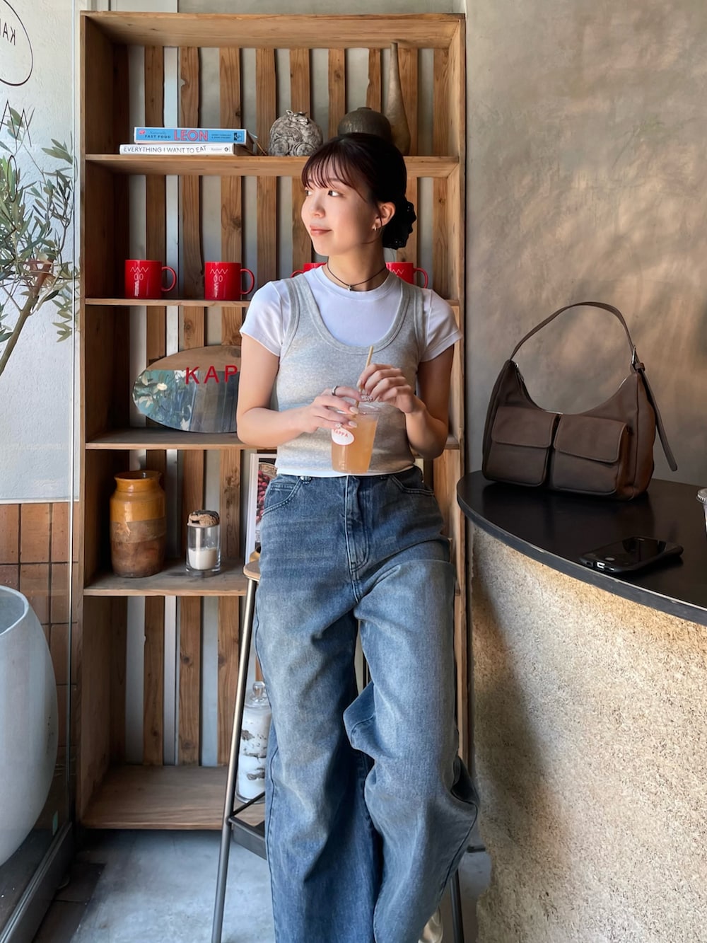 「デニム、タンクトップ、ノースリーブ、白Tシャツ、ウェーブ、フレアデニム、フレアパンツ、デニムパンツ、デニムコーデ」｜「COLONY 2139のウエスト調整可能 / ダブルボタンフレアデニムパンツ（デニムパンツ、ブルー系）」を使った、fuyukaさん（レディース・158cm）の夏コーディネートの4枚目の写真