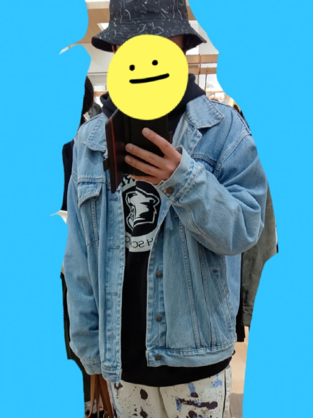 その他のカーゴパンツ、その他のトートバッグ、ホワイト系のブーツを着用したメンズの冬コーディネートの2枚目の写真