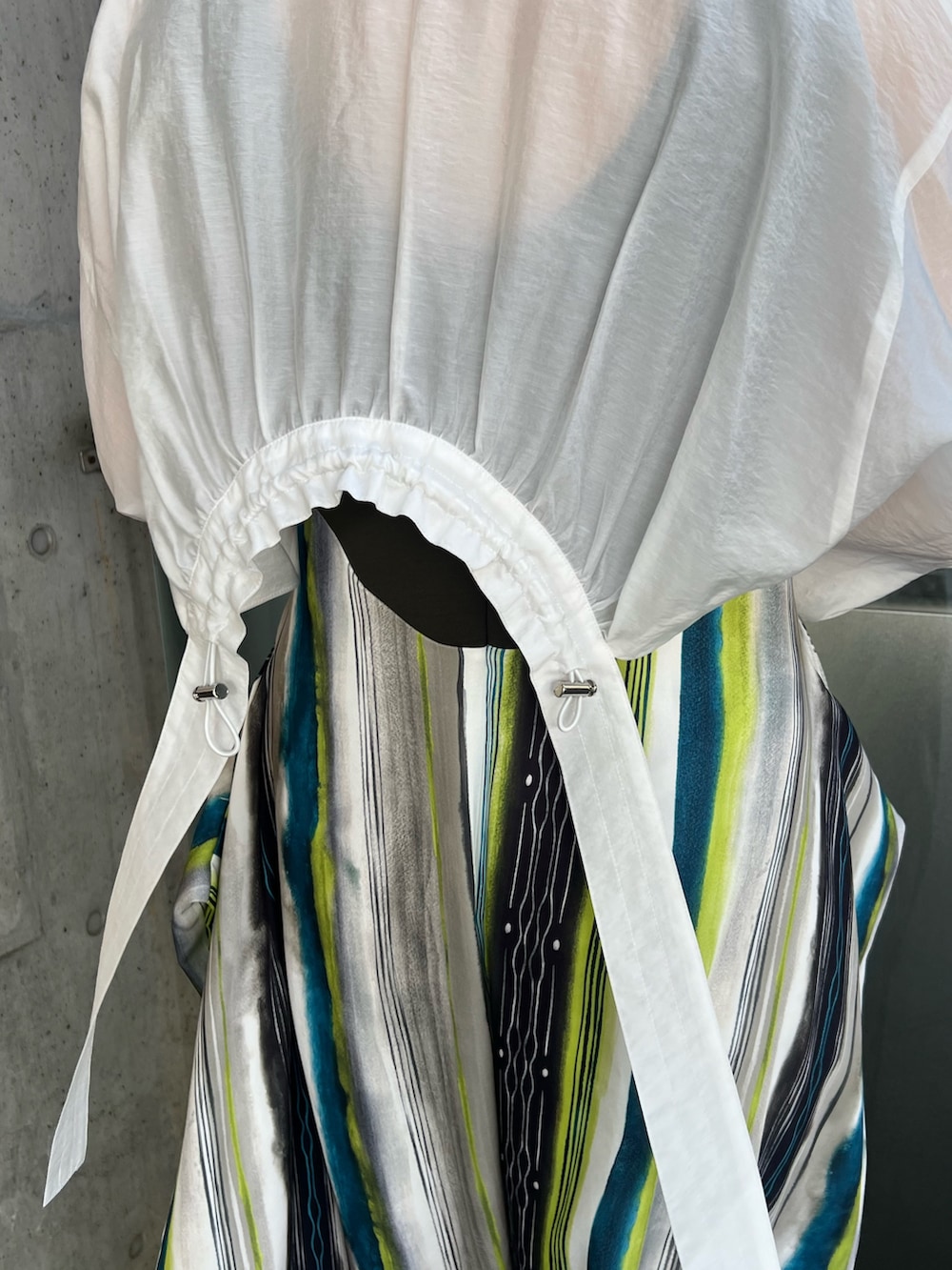 グリーン系のつなぎ/オールインワン、ホワイト系のシャツ/ブラウスを着用したレディースの春コーディネートの5枚目の写真