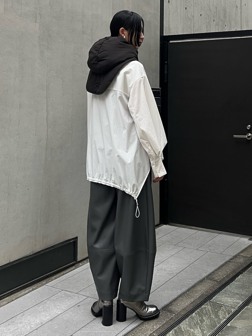 ホワイト系のシャツ/ブラウス、グレー系のその他パンツ、シルバー系のブーツを着用したレディースの夏コーディネートの2枚目の写真