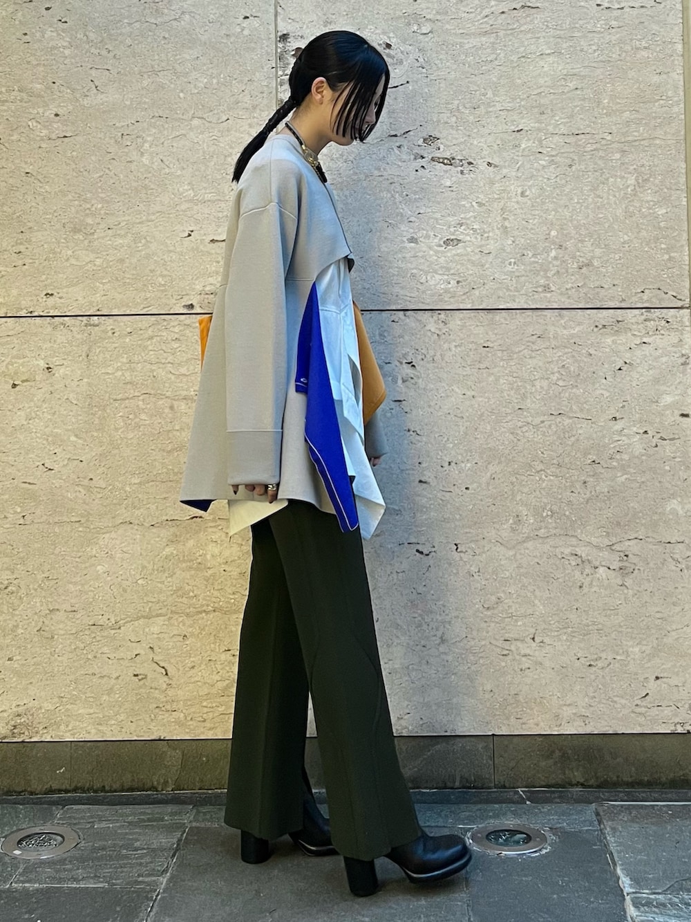 ホワイト系のシャツ/ブラウス、ベージュ系のニット/セーター、ベージュ系のその他パンツを着用したレディースの秋コーディネートの2枚目の写真