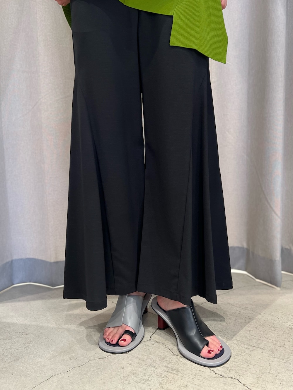 グリーン系のニット/セーター、ブラック系のその他パンツ、その他のサンダルを着用したレディースの春コーディネートの7枚目の写真