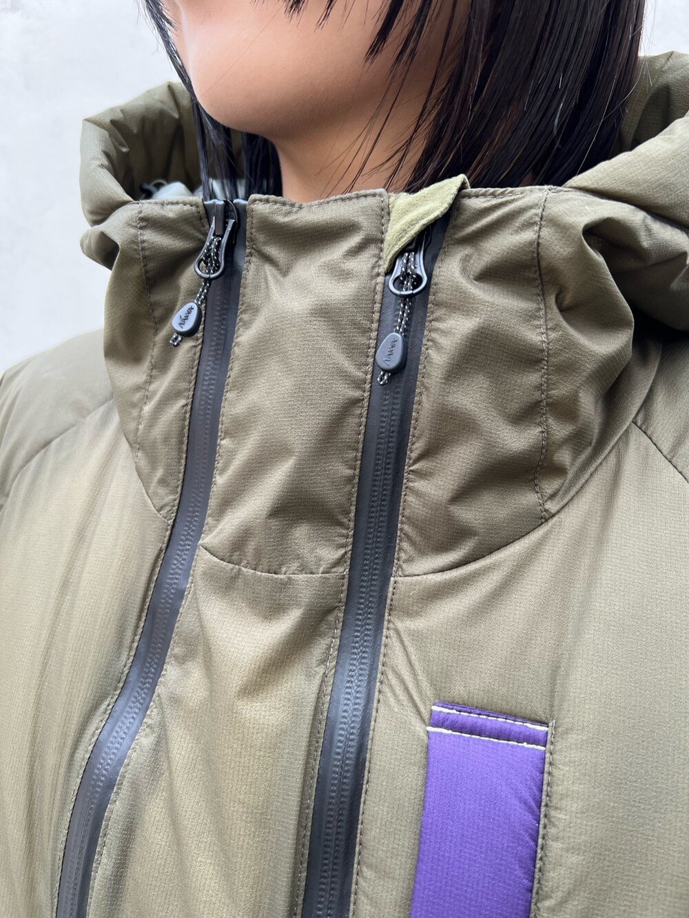 その他のダウンジャケット/コート、ブラック系のワンピース、ブラック系のブーツを着用したレディースの秋コーディネートの5枚目の写真